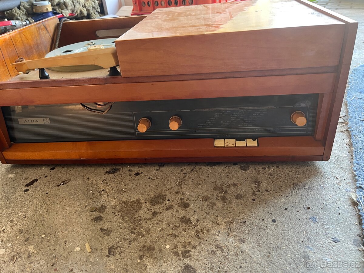 Starý gramofon/ rádio - 2