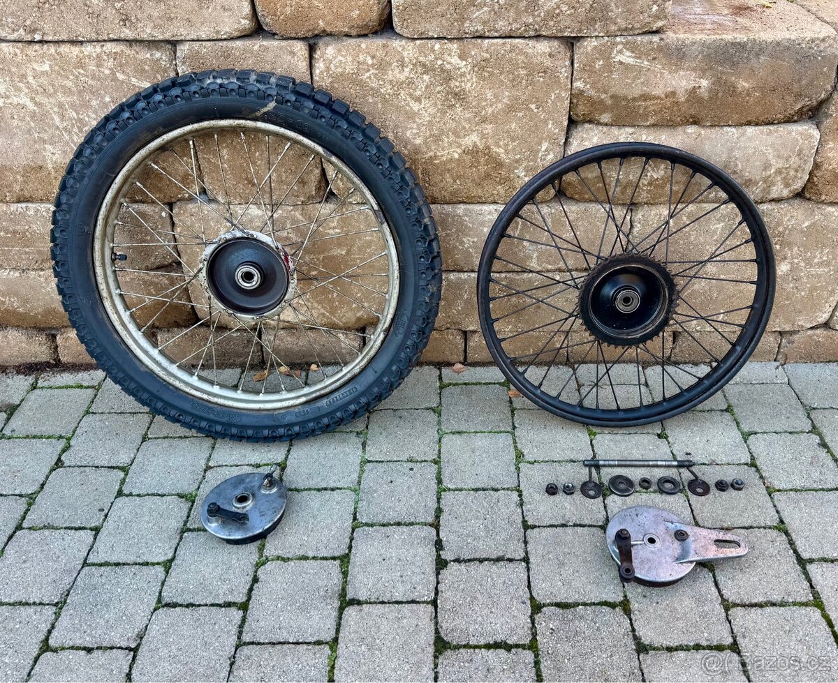 ČZ 125 T - přední a zadní kolo - 2
