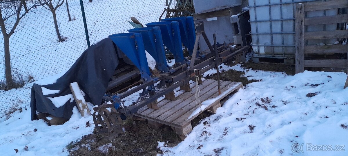 Sazeč na česnek Kruchkov - 2