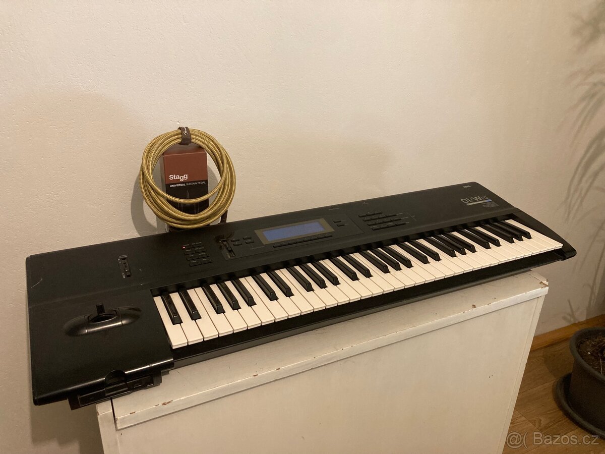 Klávesy Korg s doplňky - 2