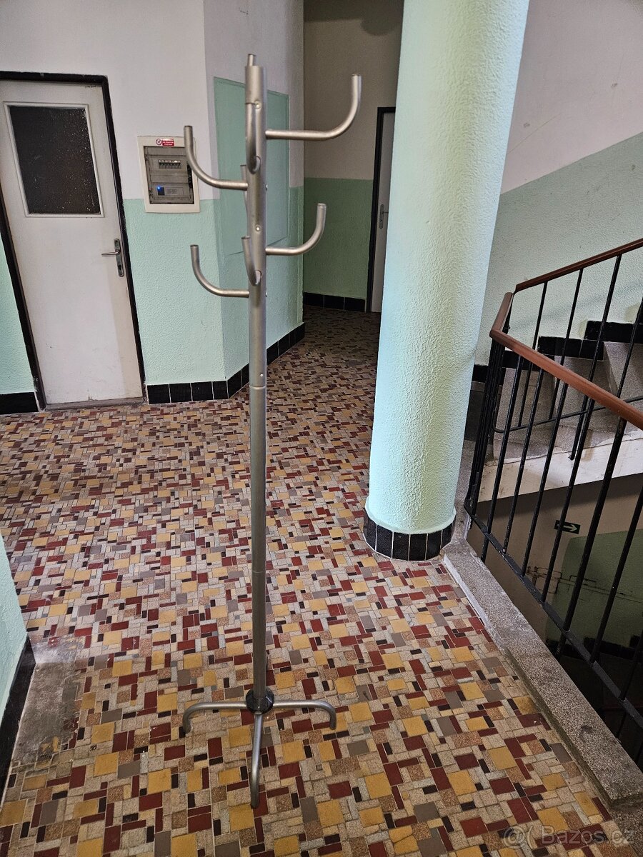 Prodám věšák na oblečení - ODVEZU - 2