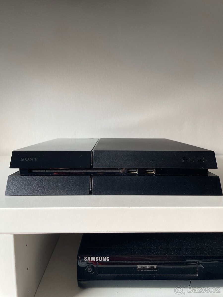 PLAYSTATION 4 (řada CUH-1100, 500GB) - 2