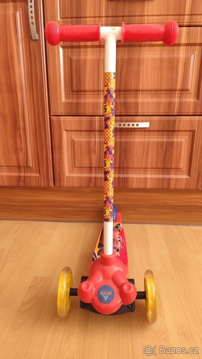 Dětská koloběžka Auta Scooter Mondo Twist & Roll - 2