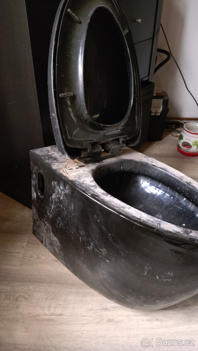 Závěsné WC toaleta černé barvy - 2