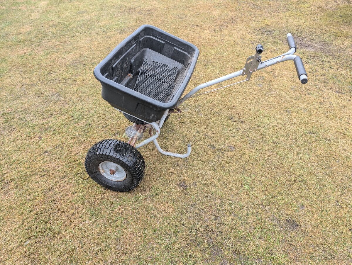 Rozmetadlo hnojiva HECHT - 2