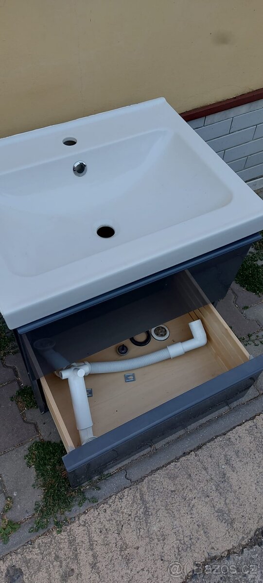 Koupelnová skříňka s umyvadlem - 2