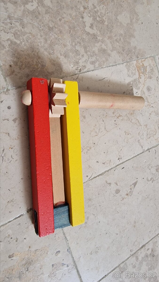 dřevěná řehtačka - 2
