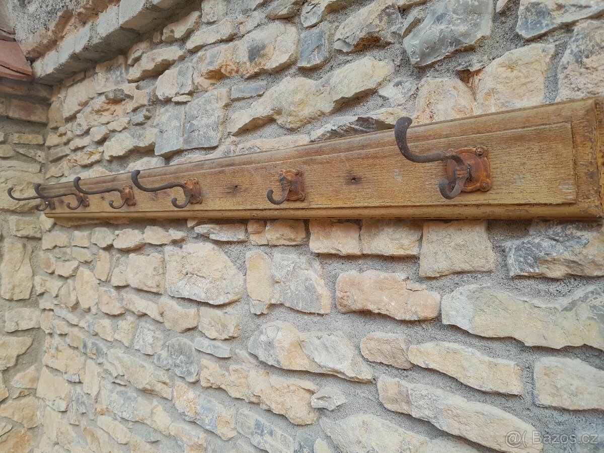 Věšák na zeď - 2