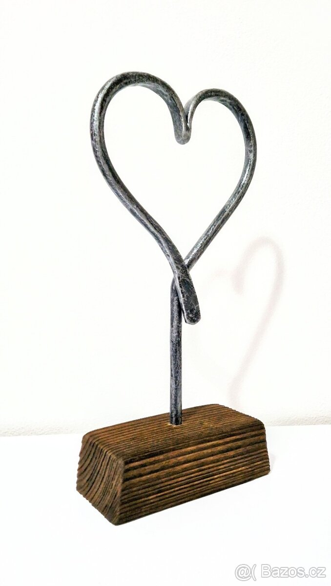 Kované srdce na dřevěném podstavci, srdce na špalku - 2