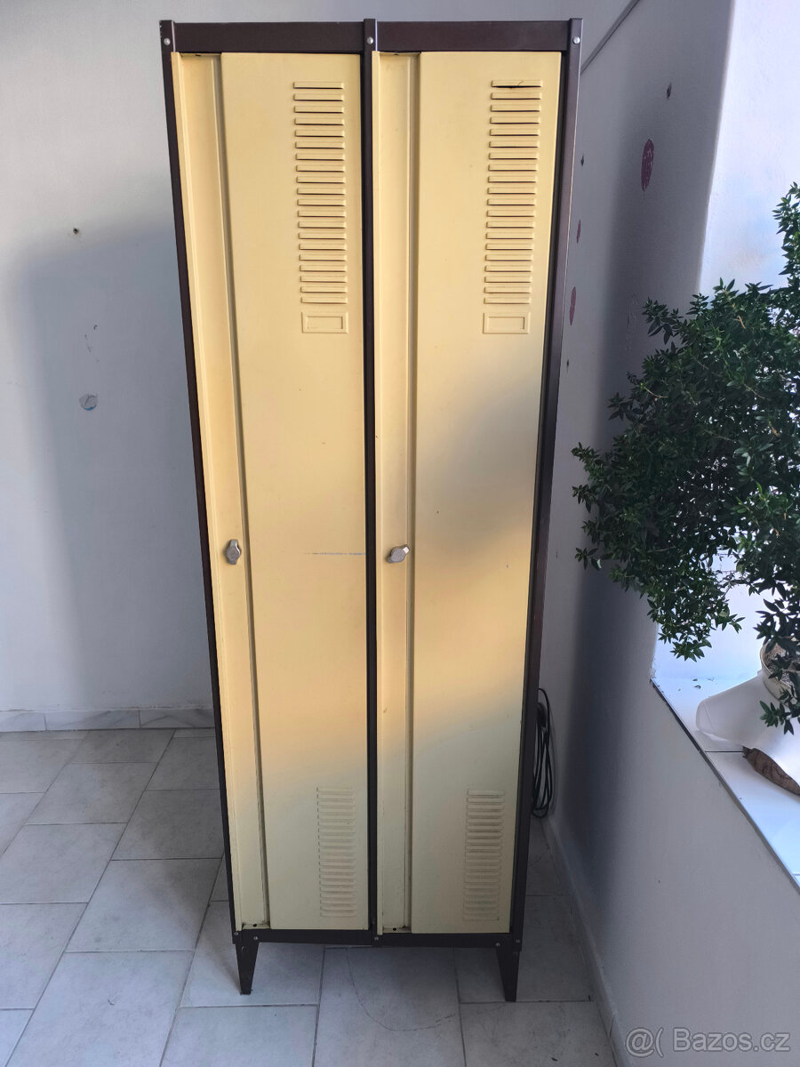 Plechová šatní skříň - 2