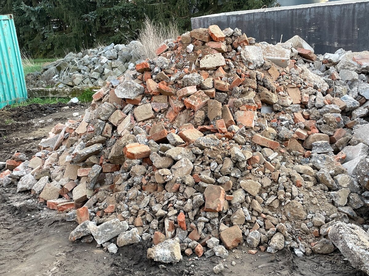 Suť betonová, cihelná , žlutozem a ornice - 2