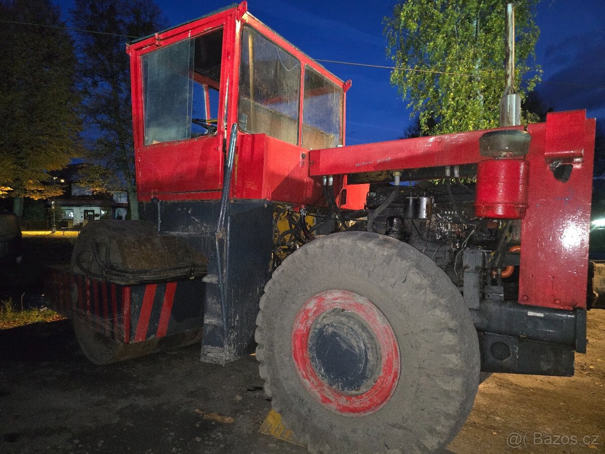 Vibrační válec STAVOSTROJ VV110 - 2