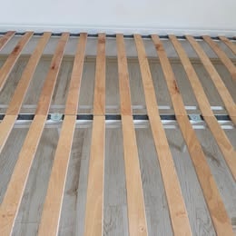 Kovový rám postele s roštem - 2