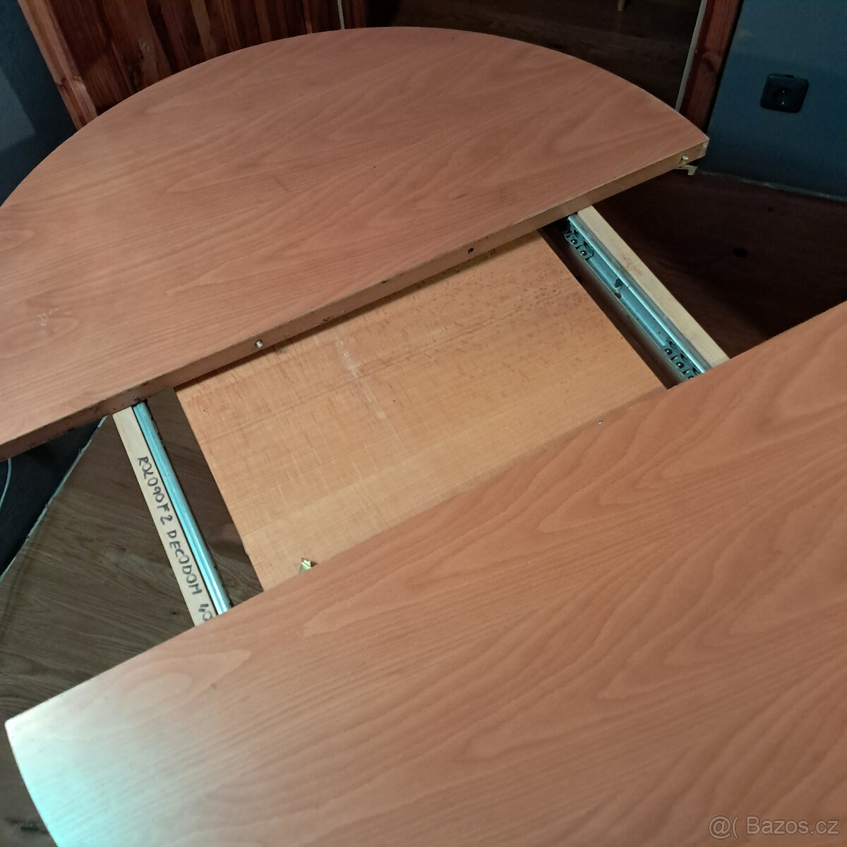 Jidelni stul - rozkladaci - 2