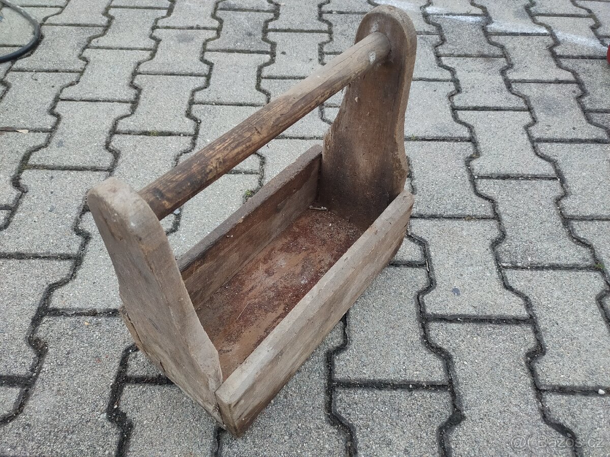 Stará dřevěná bedýnka na nářadí - 2