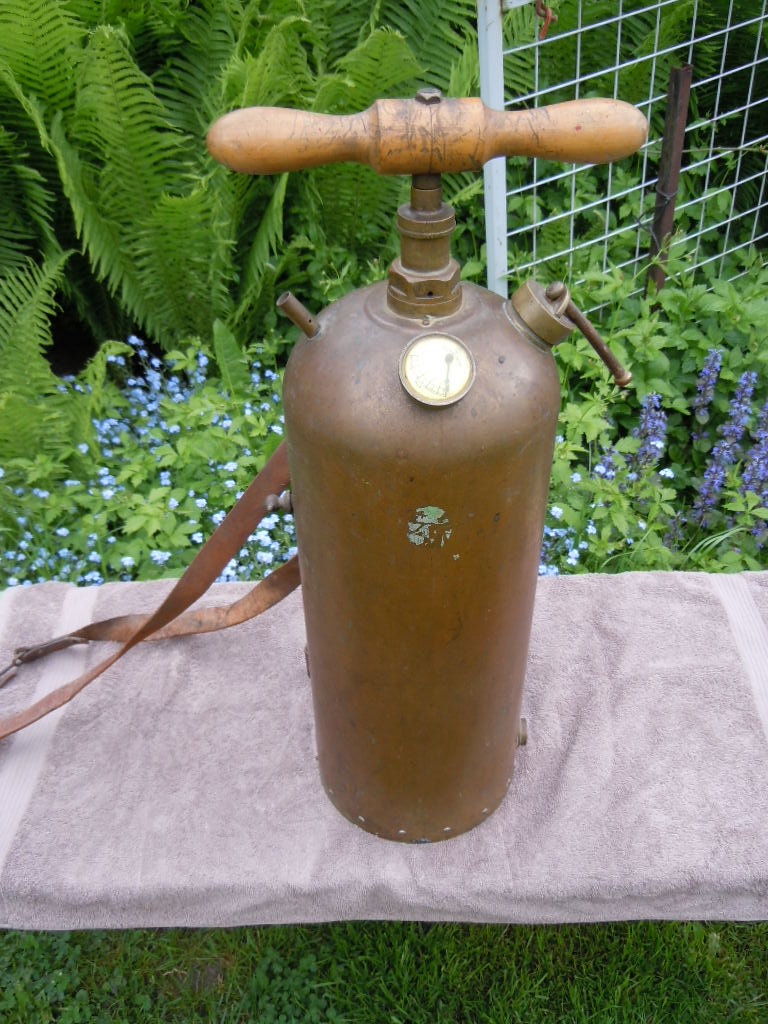 MOSAZNÝ ZAHRADNÍ POSTŘIKOVAČ - 2