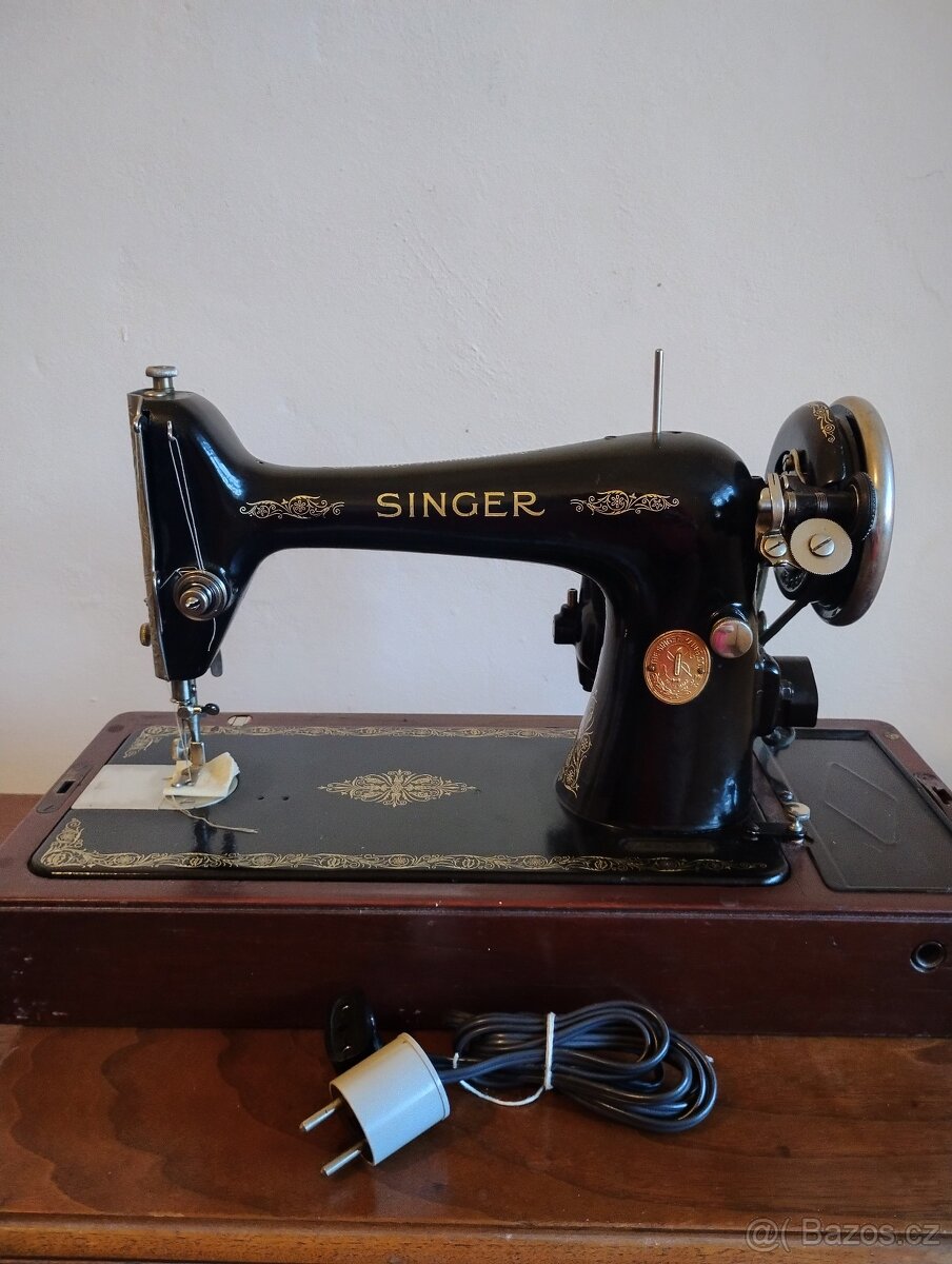 historický eletrický šicí stroj - 2