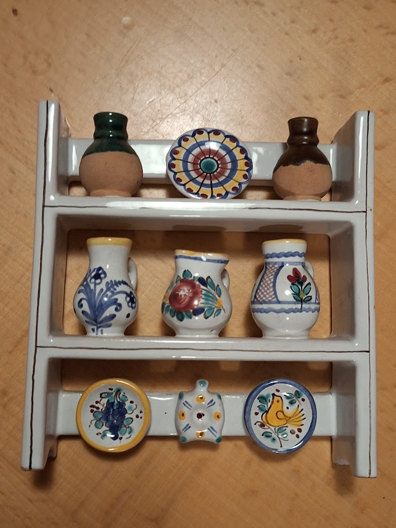 Sada miniatur - poličky s tupeskou keramikou - 2