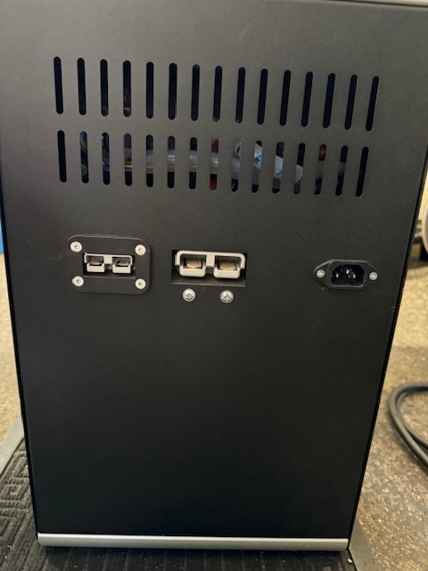 Prodám stanici ALL-IN 2,4kW-5kWh, MPPT - 2