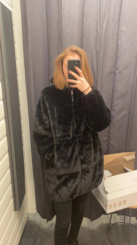 Černý chlupatý kabát Reserved - 2