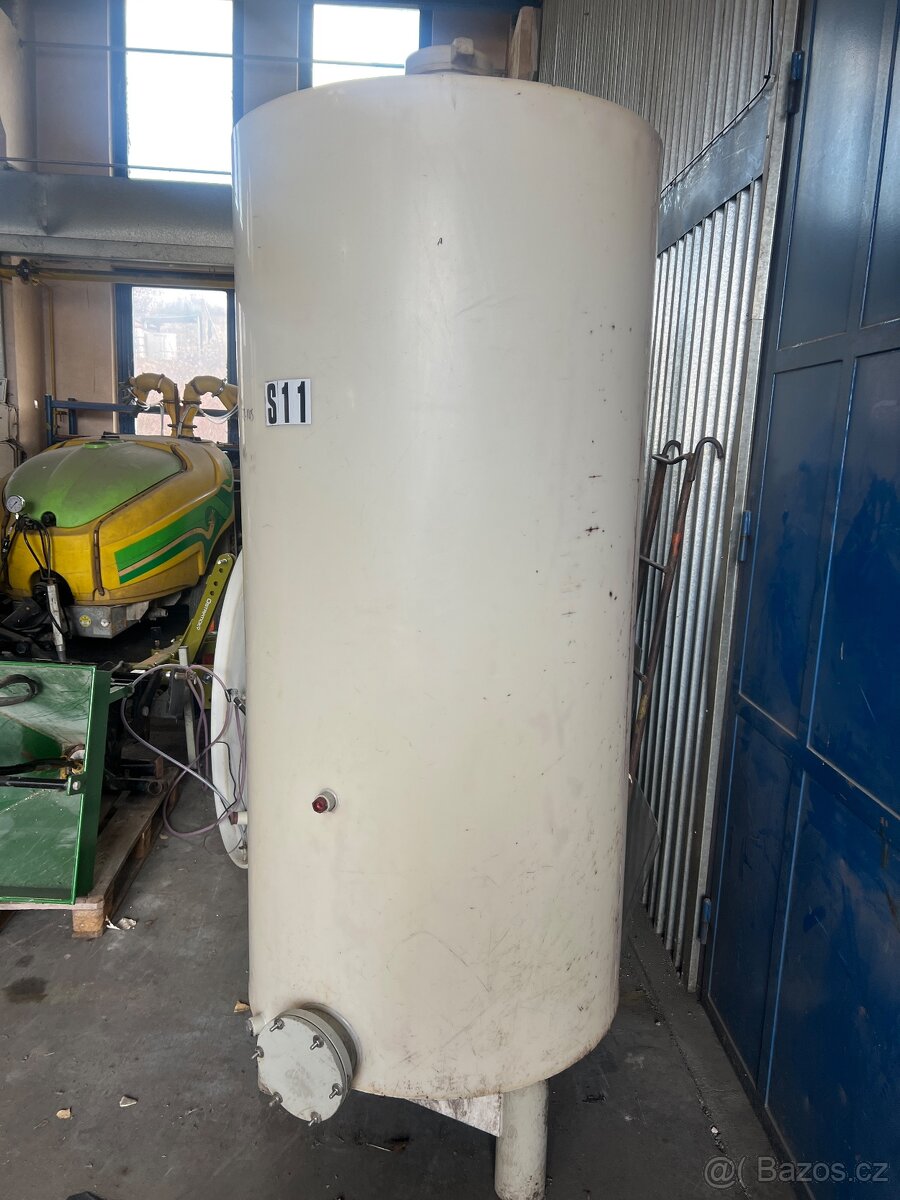 PLASTOVÁ NÁDRŽ UZAVŘENÁ 1200L - 2