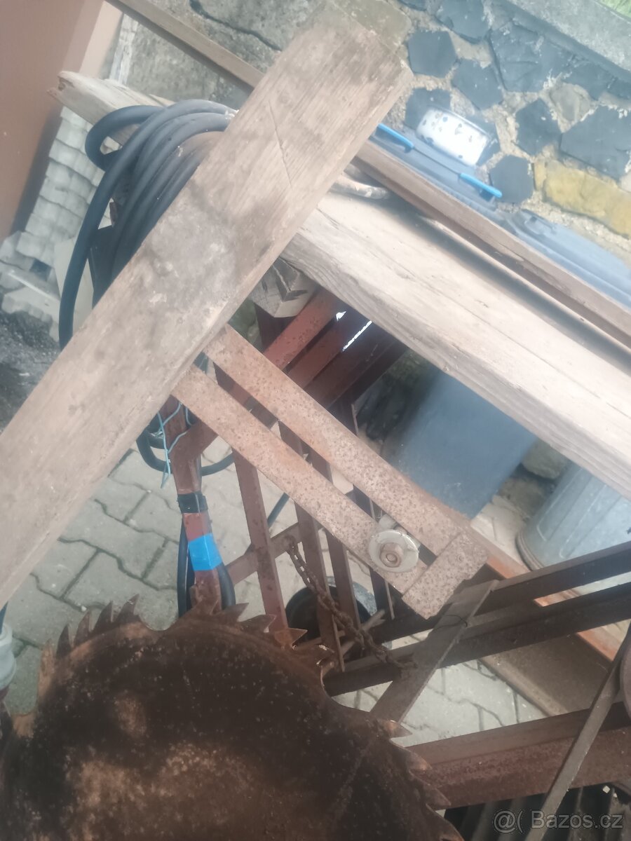 Elektrická pila a kolíbkou - 2