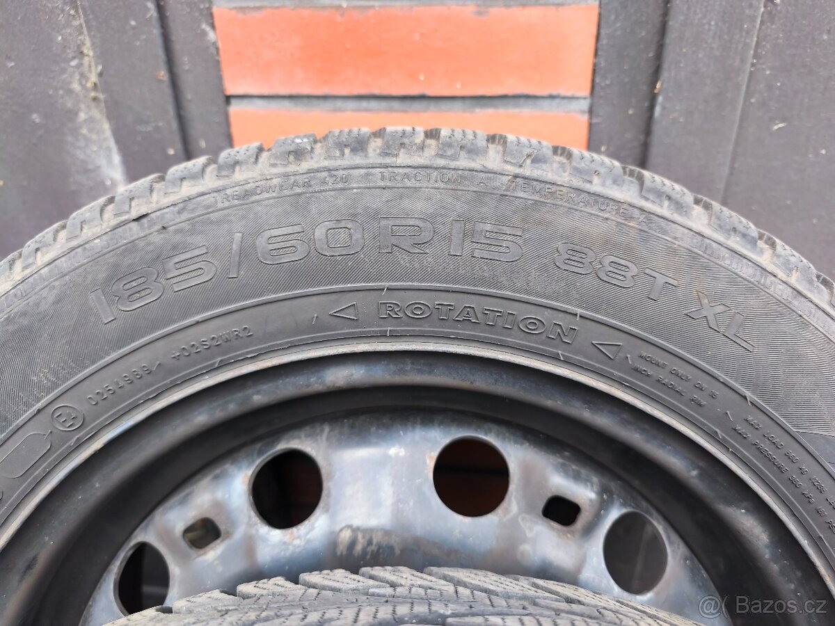 Prodám zimní gumy Nokian s plechovými disky - 2