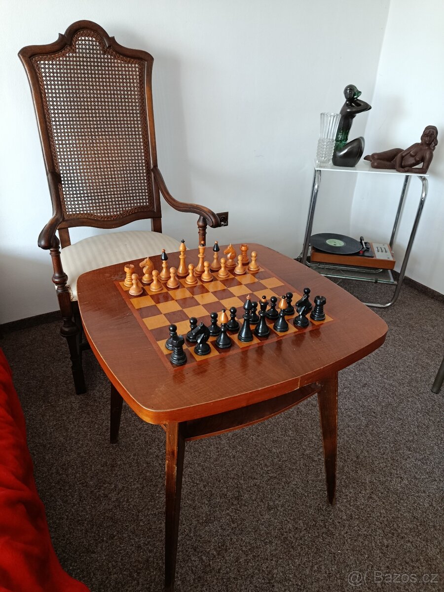 Prodám šachový intarzovaný stolek - 2