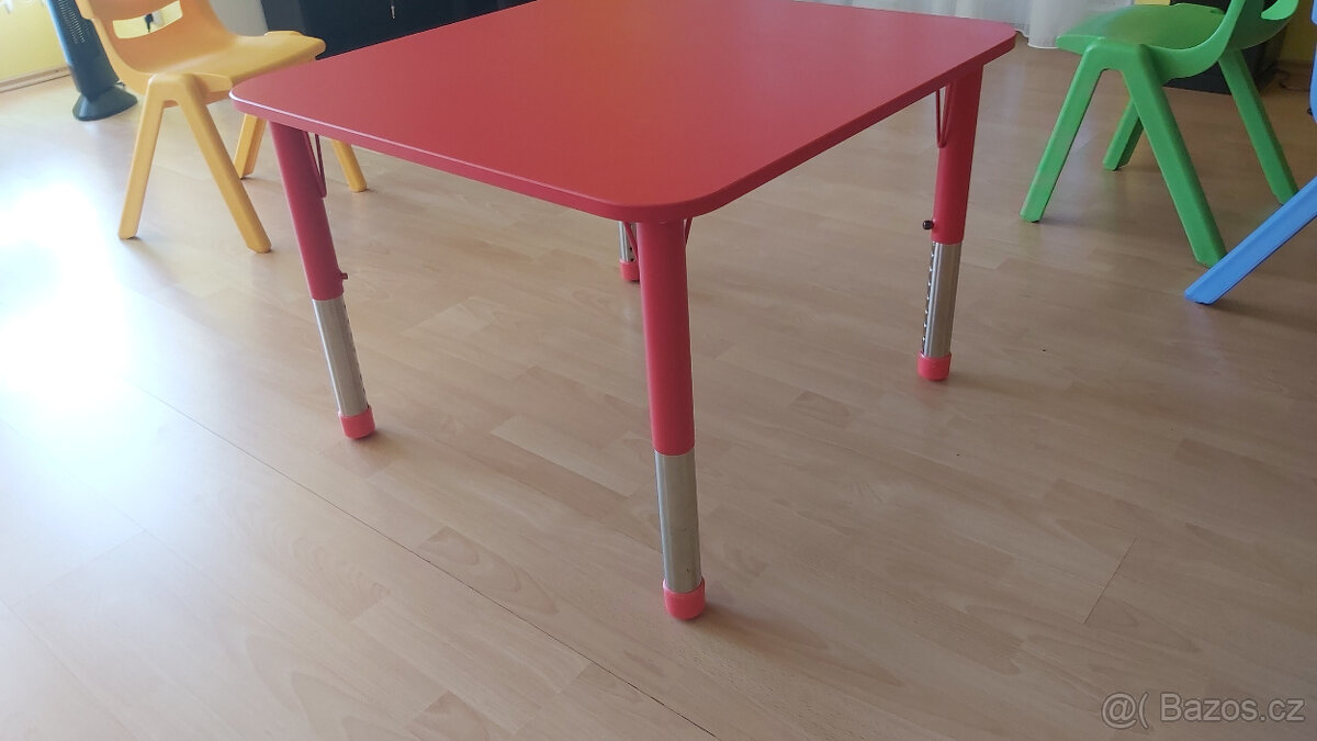 Dětský stůl a čtyři židle - 2