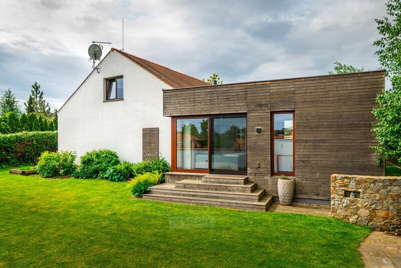 Prodej jedinečného, prostorného RD s větší rovinatou zahrado - 2