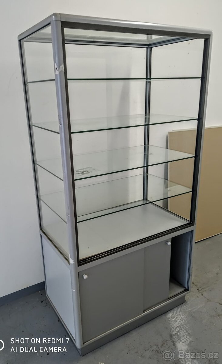 Prodám prosklenou vitrinu a skříň - 2