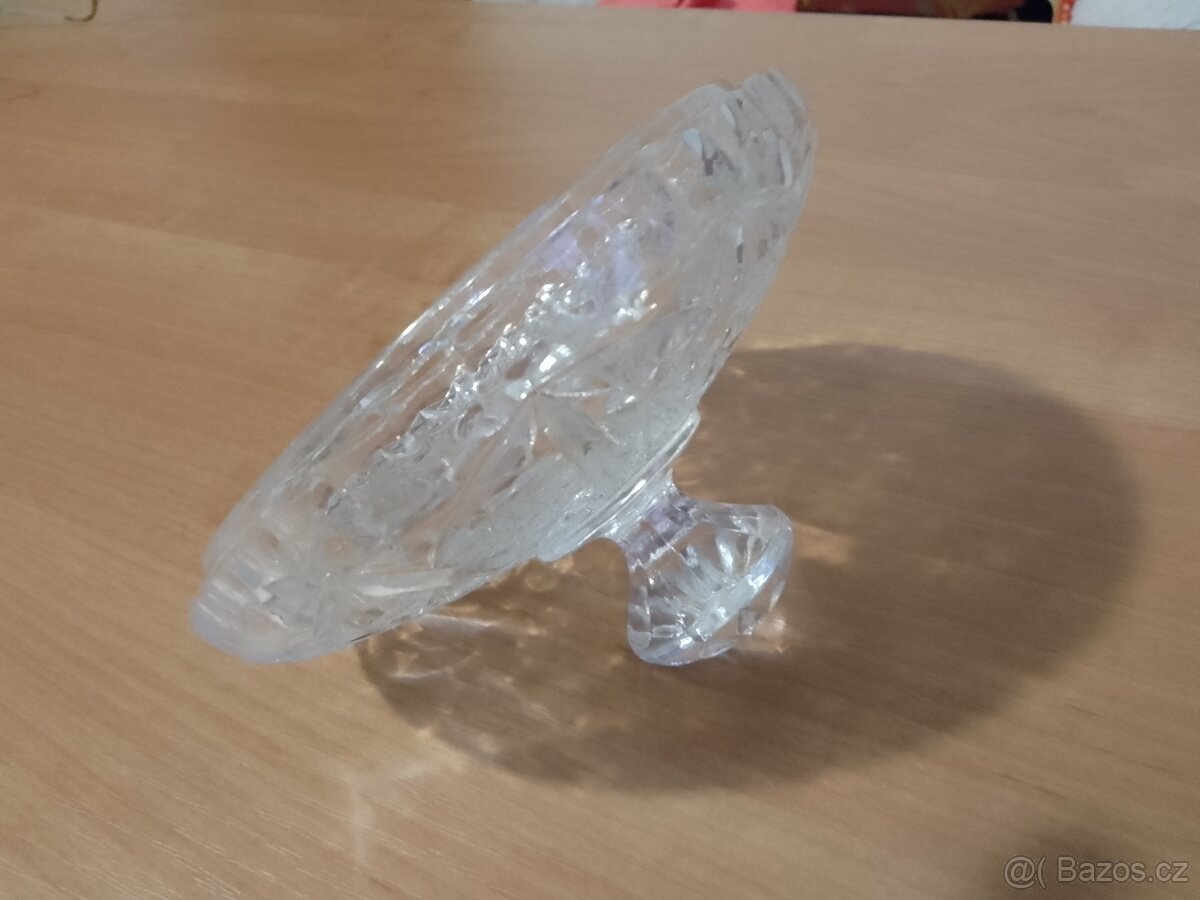 Krásná broušená skleněná dóza - 2