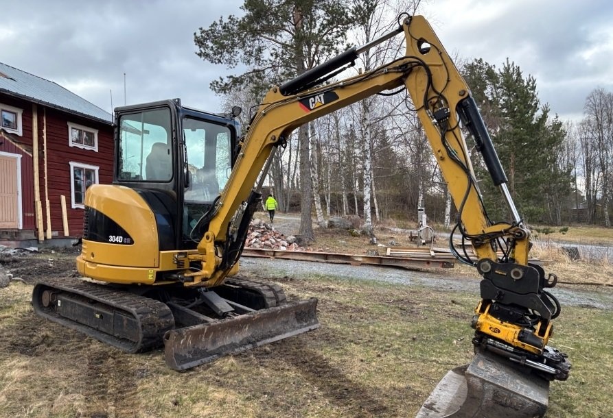 2010 Bagr cat 304d - 2