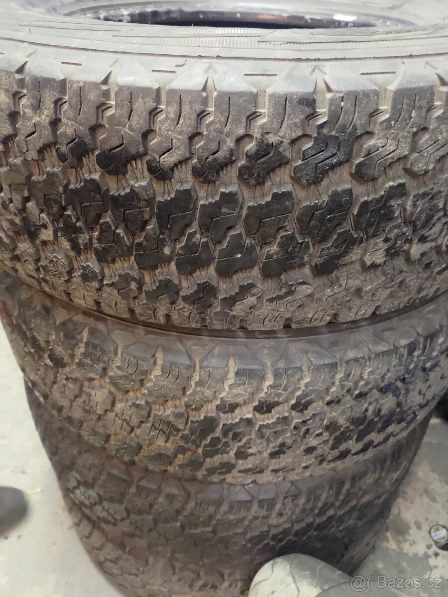 Good Year Wrangler AT 255/75 R17