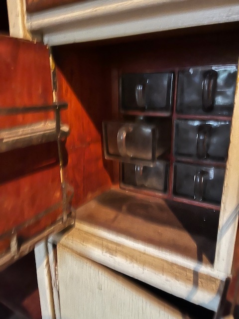 Prodám starý kredenc - 2