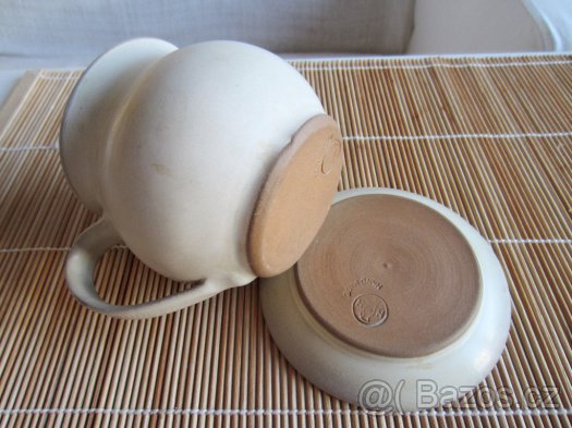 Keramicky bily hrnecek s podsalkem - 2