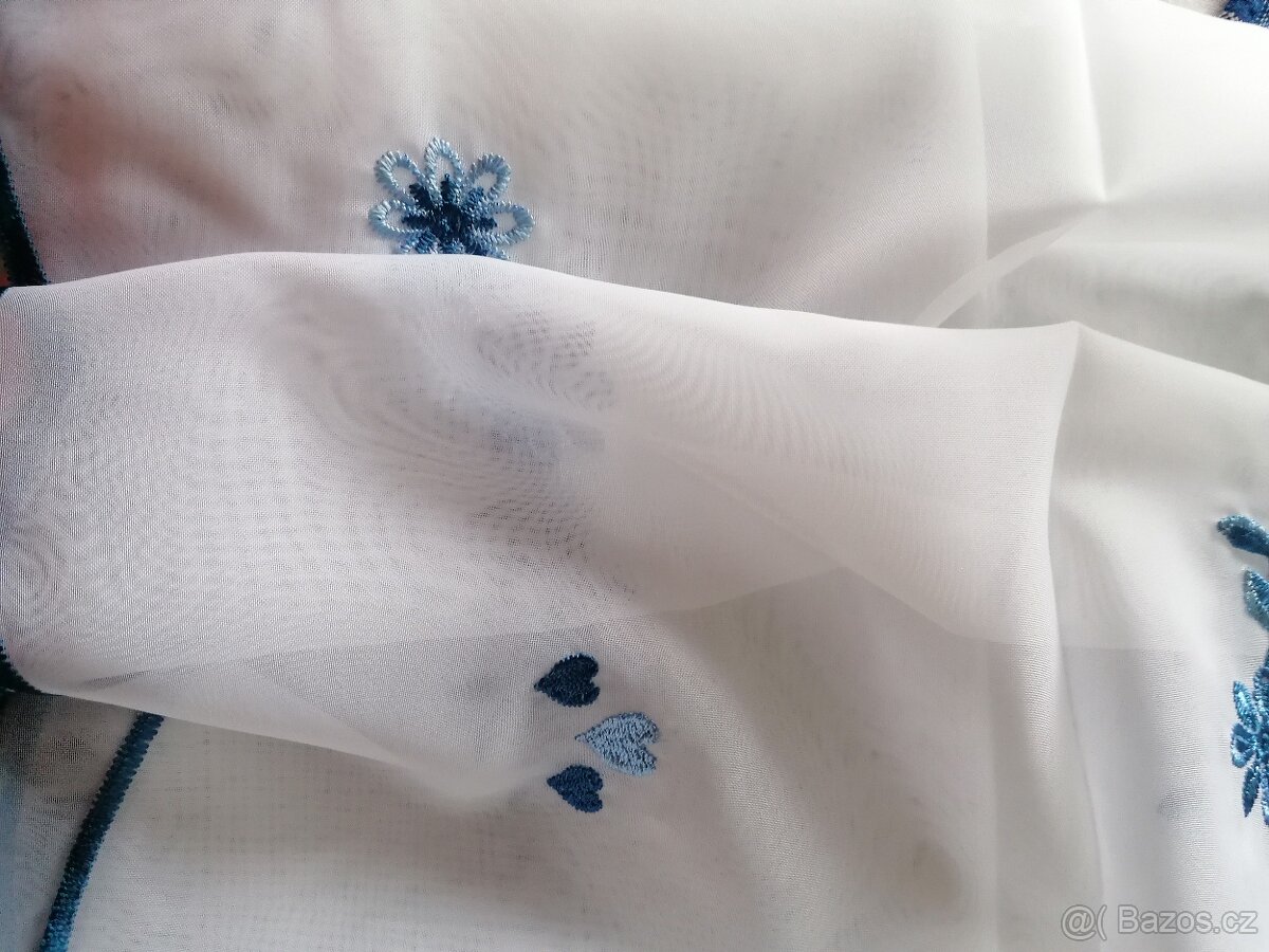 Záclonka s výšivkou - 2