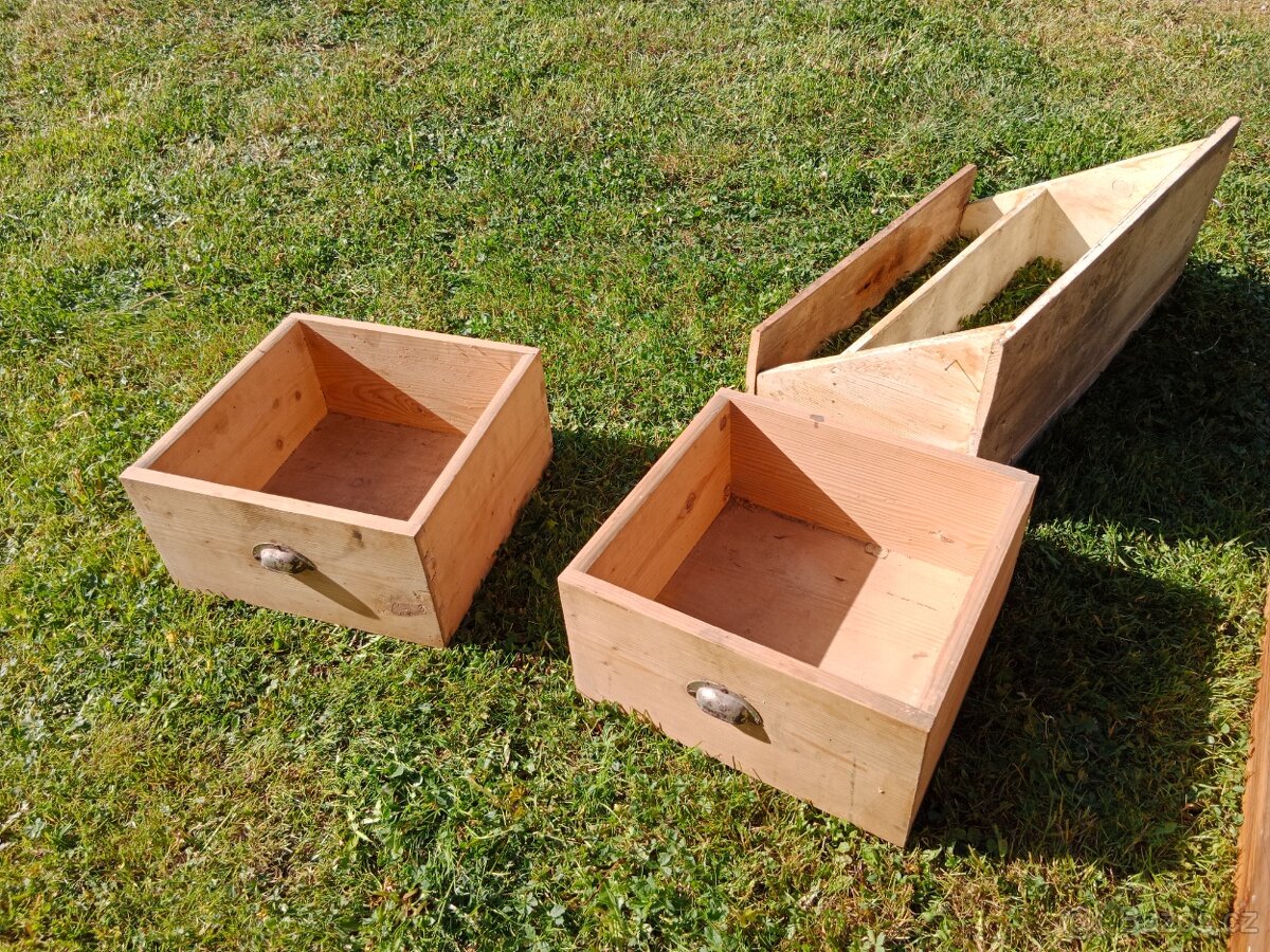 různé věci z půdy, koš,... - 2