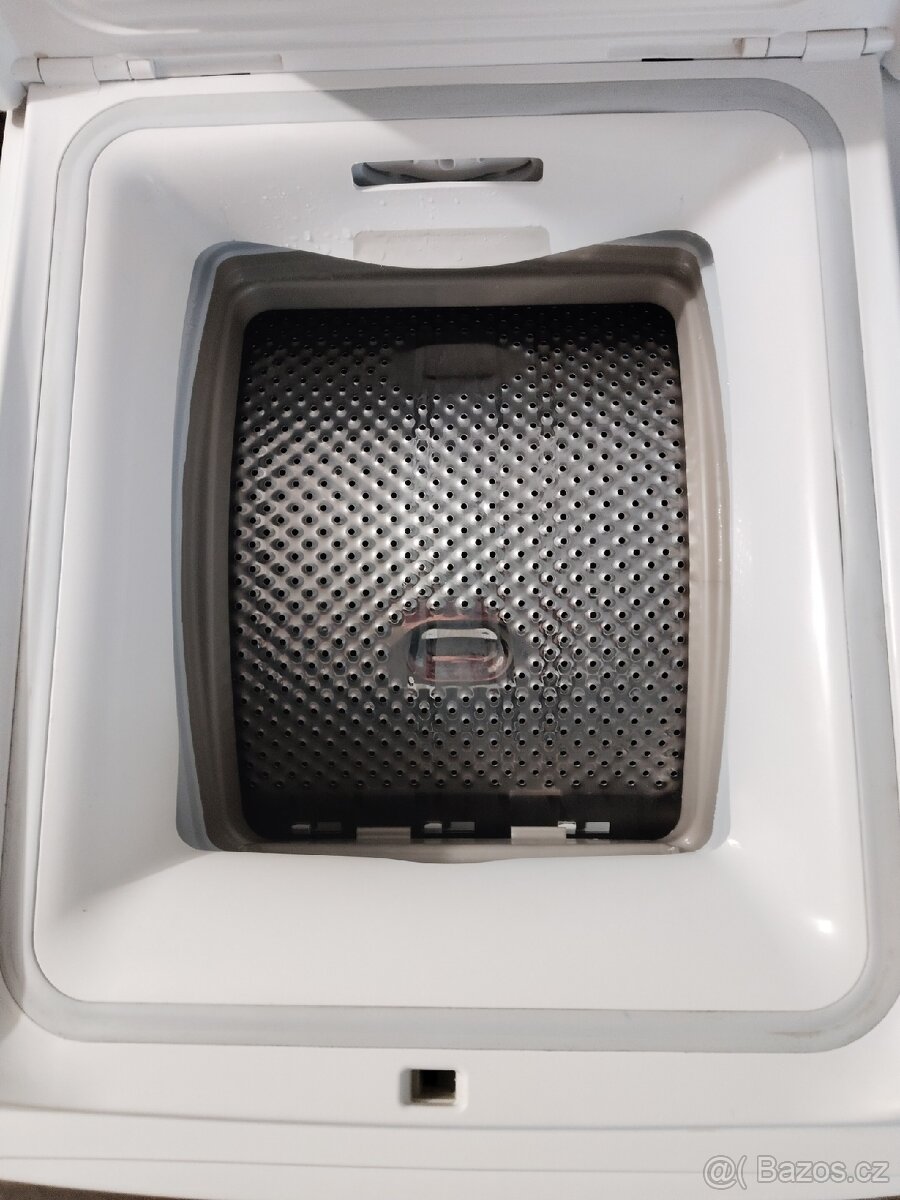 Vrchem plněná pračka Indesit - 2