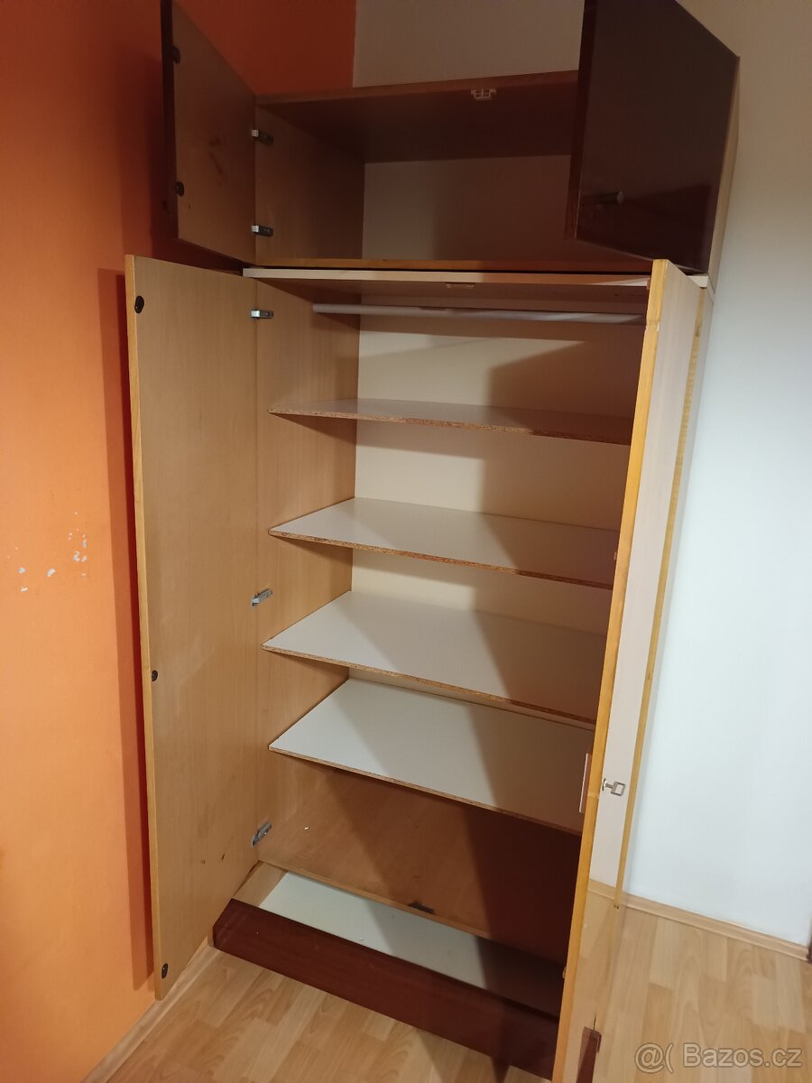 Starší ložnicová skříň - 2