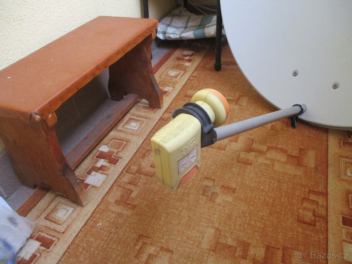 SATELITNÍ PŘIJÍMAČ + KONZOLE - 2