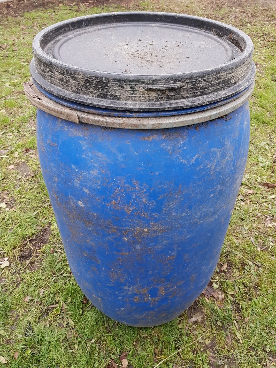 Prodám tři plastové sudy 220l - 2