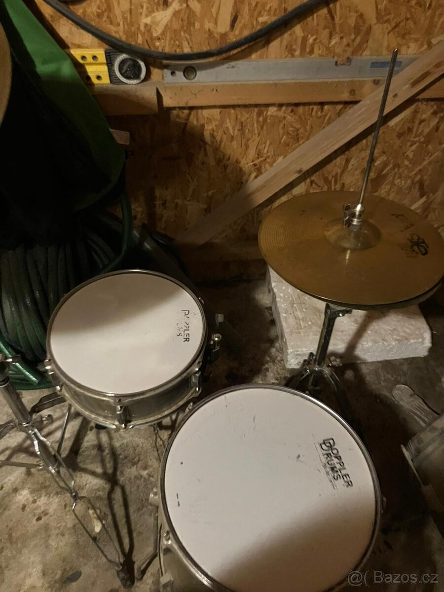 Zatím rezervováno - Opuštěná bicí souprava - 2