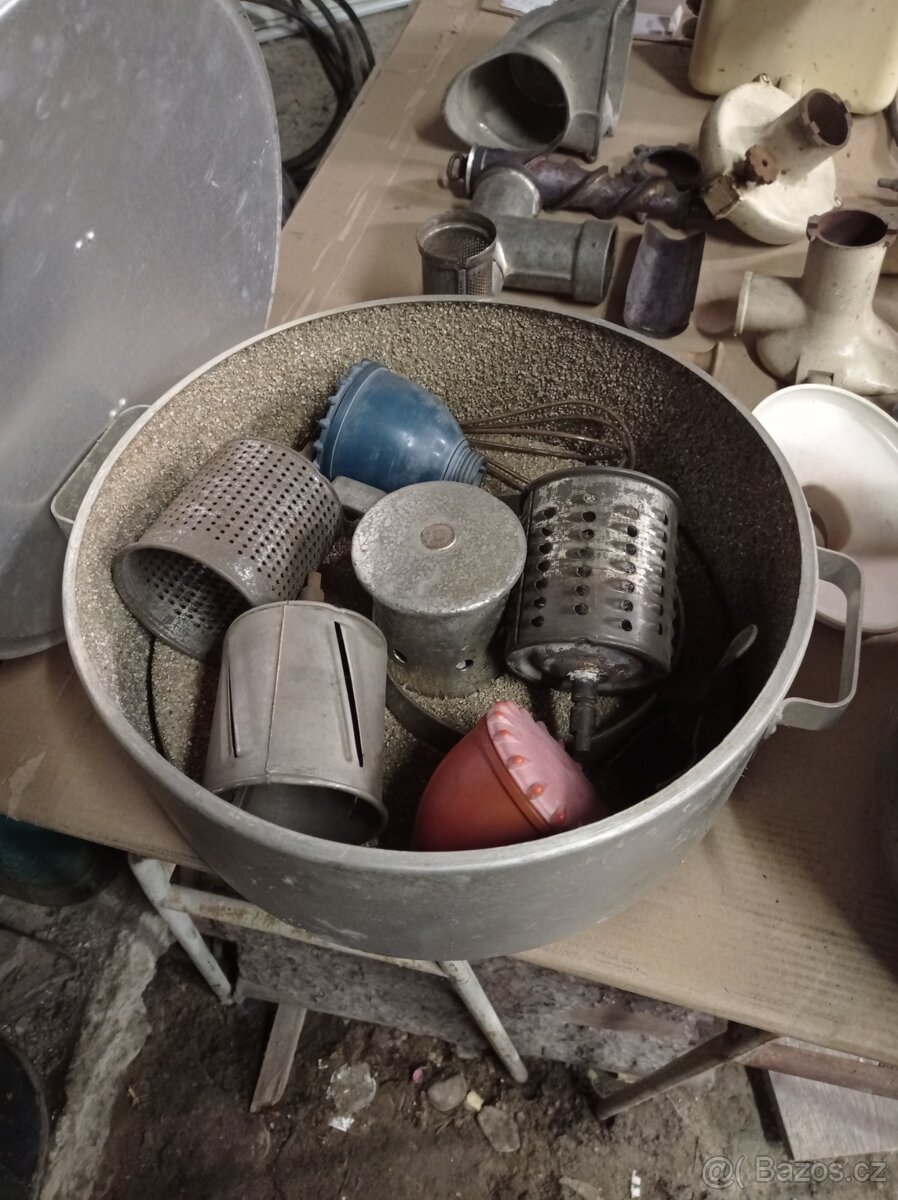 Kuchyňský robot UKS - 2