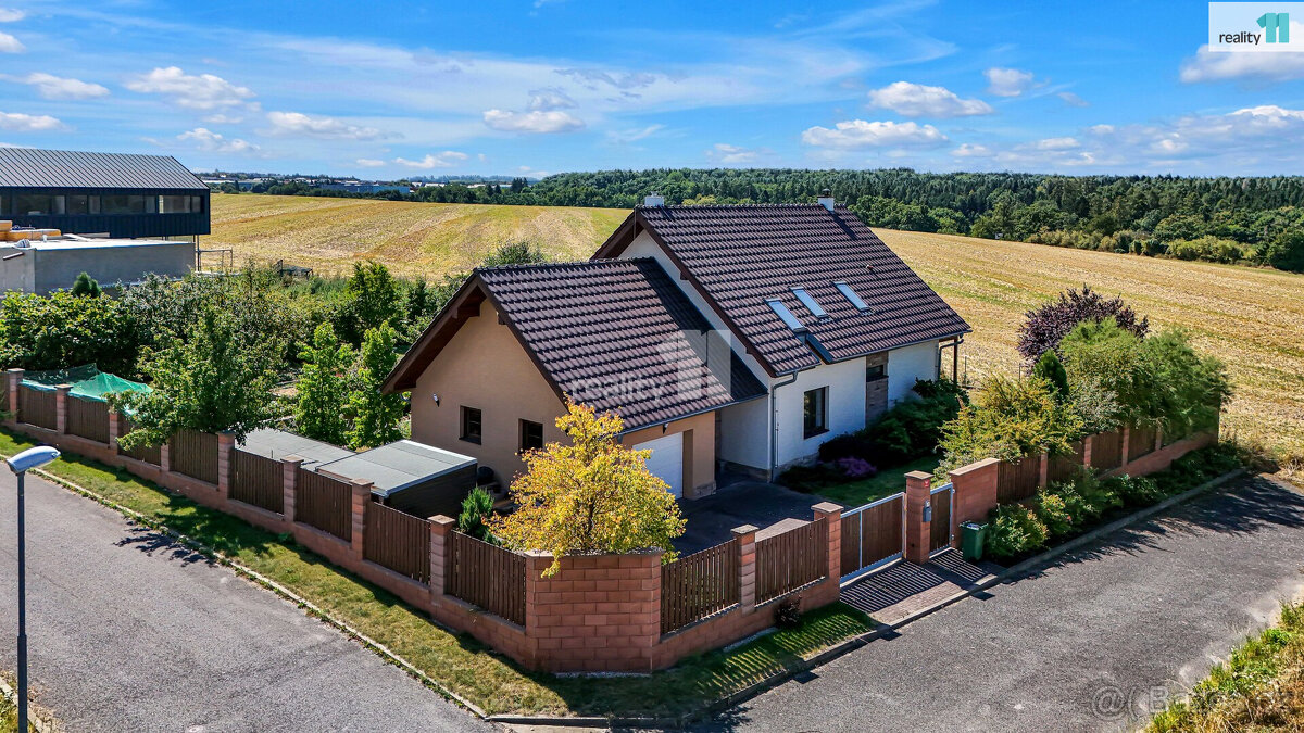 Prostorný dům 238 m2, 5+kk, pozemek 1269 m2, Radějovice, - 2