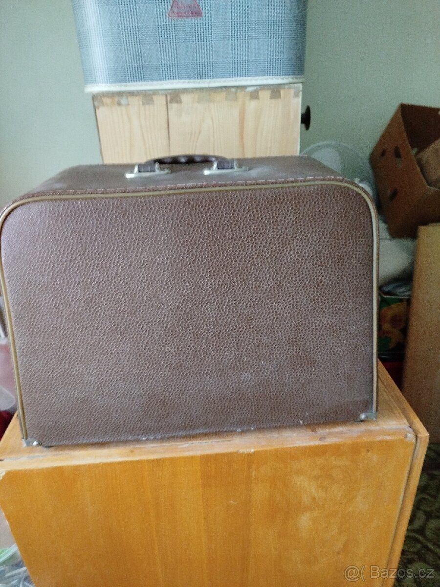 Starší šicí stroj - 2