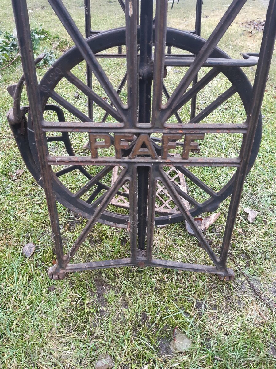 Prodám kostru - starý šicí stroj Pfaff - 2