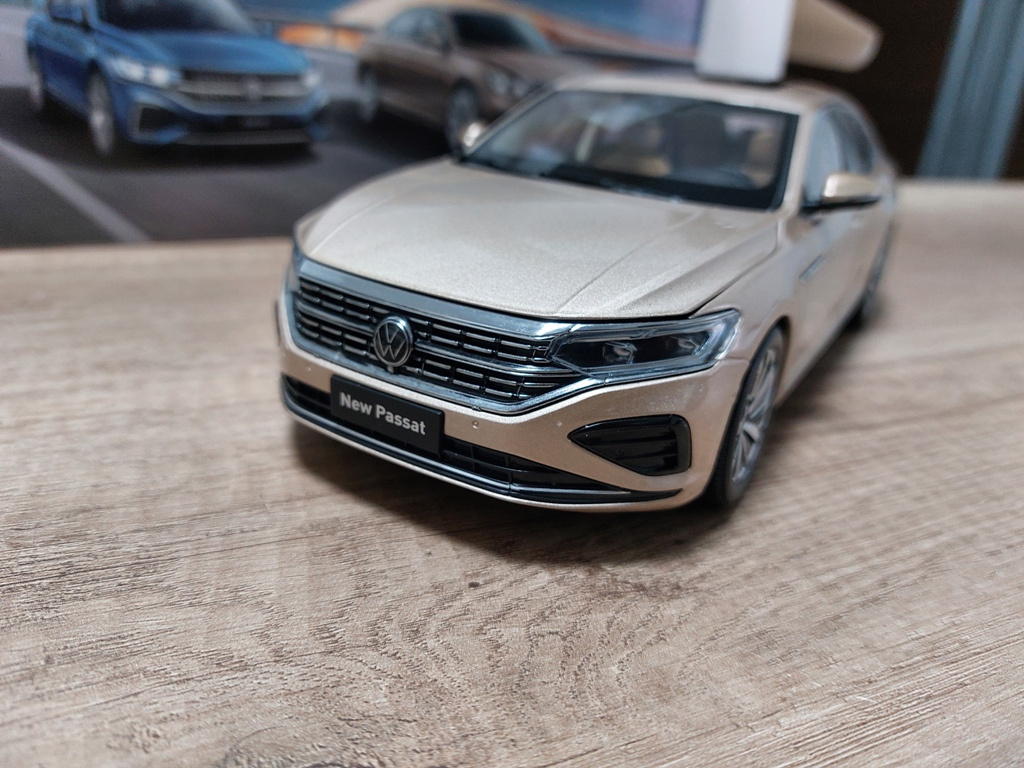 model auta 1:18 Volkswagen Passat 2022, zlatá farba ,Paudi - 2