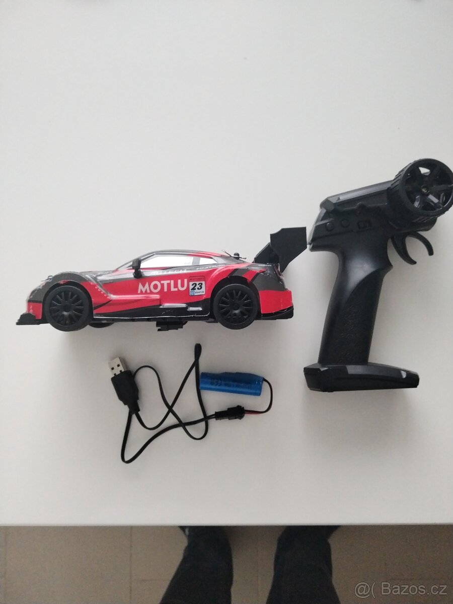 RC auto Nissan 1:24 - 2