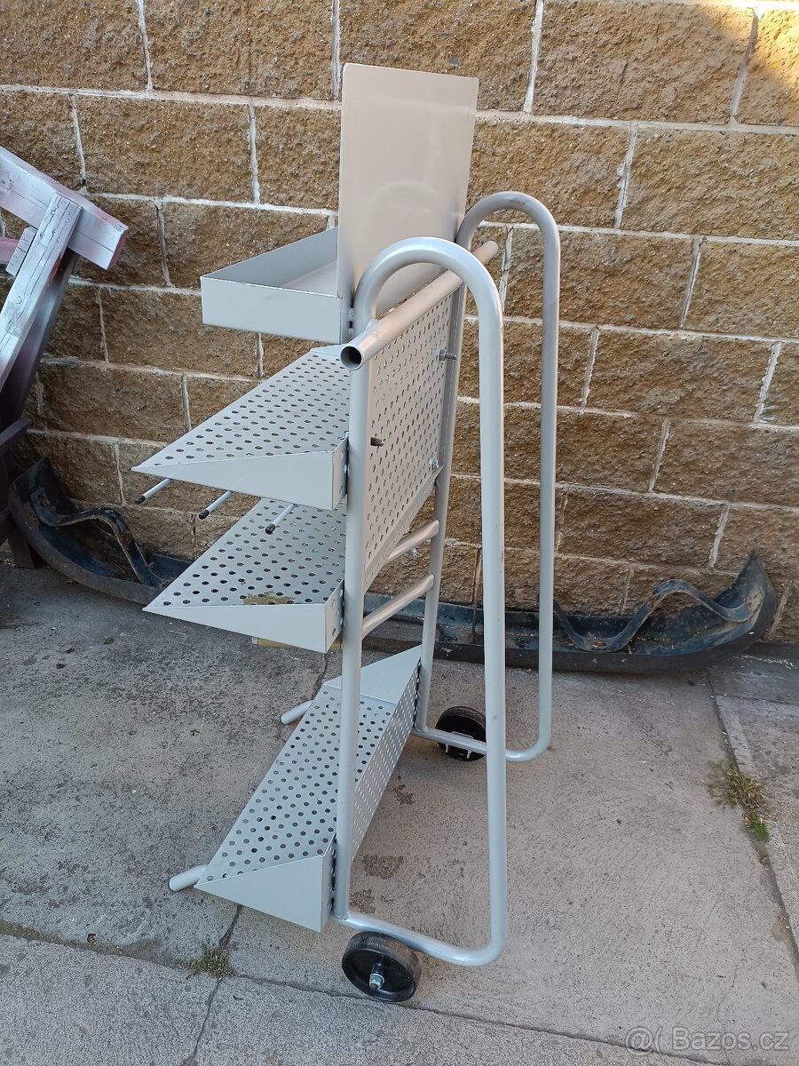 STOJAN NA NÁŘADÍ POJÍZDNÝ - 2